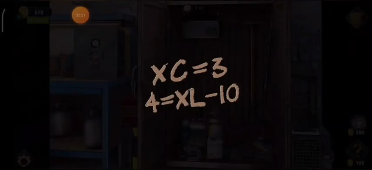 Надписи мелом XC=3 и 4=XL-10 на темной поверхности на уровне Мастерская